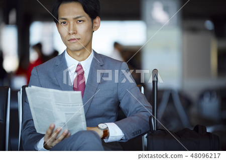 在國外商務旅行的一個商人 在國外商務旅行的一個商人 48096217