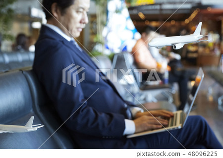 出國工作的商人在機場工作 48096225