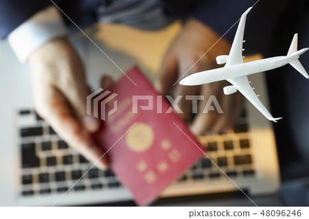 出國工作的商人在機場工作 出國工作的商人在機場工作 48096246