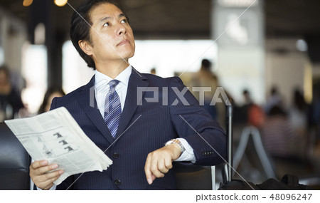 在國外商務旅行的一個商人 在國外商務旅行的一個商人 48096247