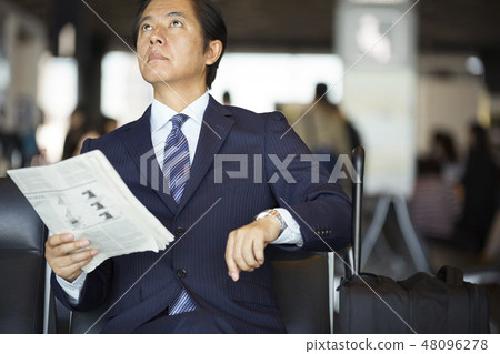 在國外商務旅行的一個商人 48096278