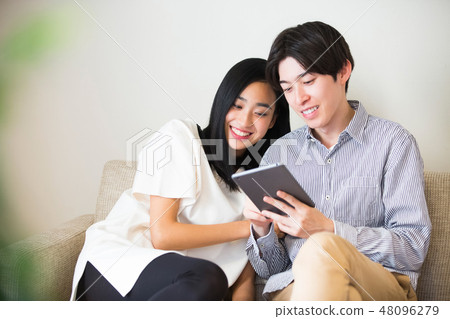 一對夫婦在沙發上放鬆 48096279