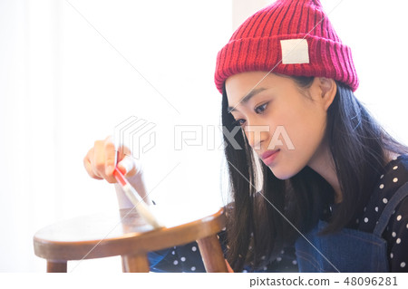 一個女人享受DIY 48096281