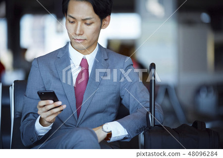在國外商務旅行的一個商人 48096284