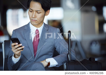 在國外商務旅行的一個商人 在國外商務旅行的一個商人 48096286
