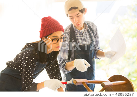 享受DIY的男人和女人 享受DIY的男人和女人 48096287