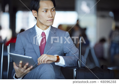 出國工作的商人在機場工作 出國工作的商人在機場工作 48096288