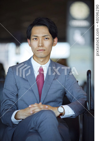 在國外商務旅行的一個商人 48096290