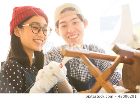 享受DIY的男人和女人 享受DIY的男人和女人 48096291