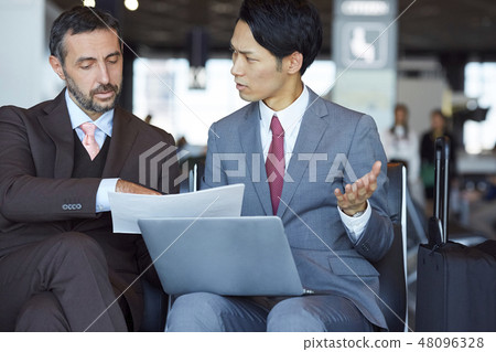 出國工作的商人在機場工作 出國工作的商人在機場工作 48096328