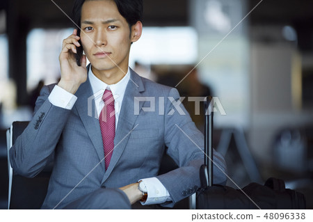 在國外商務旅行的一個商人叫在機場 48096338