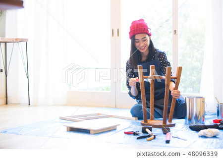 一個女人享受DIY 48096339