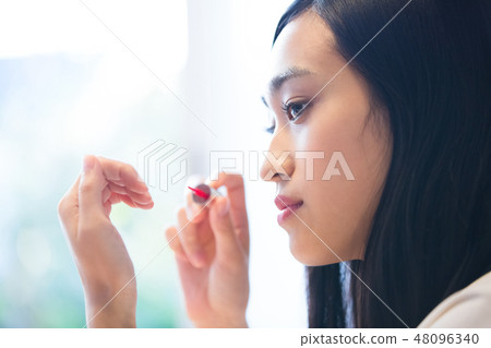 婦女畫指甲 48096340