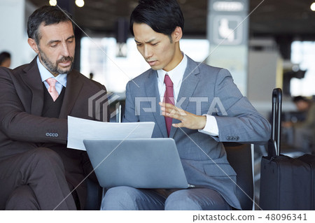 出國工作的商人在機場工作 48096341