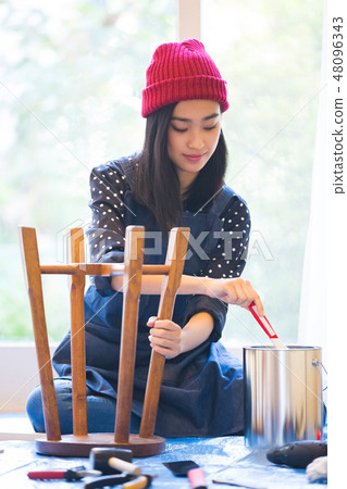 A woman enjoying DIY 48096343