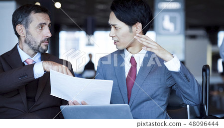 出國工作的商人在機場工作 48096444