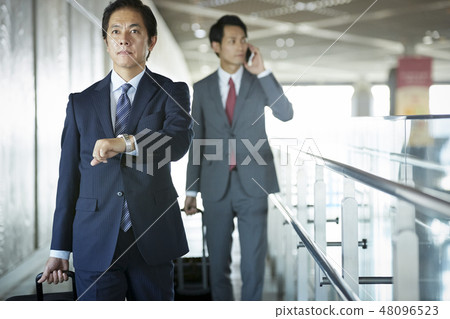 在國外商務旅行的一個商人 48096523