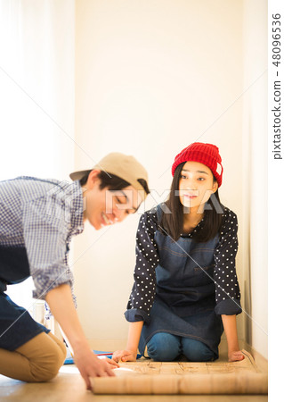 享受DIY的男人和女人 享受DIY的男人和女人 48096536