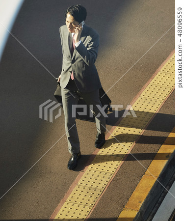 在國外商務旅行的一個商人叫在機場 48096559