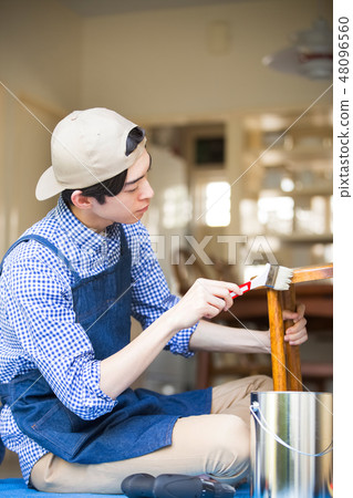 男人享受DIY 48096560
