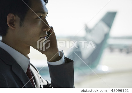 在國外商務旅行的一個商人叫在機場 48096561