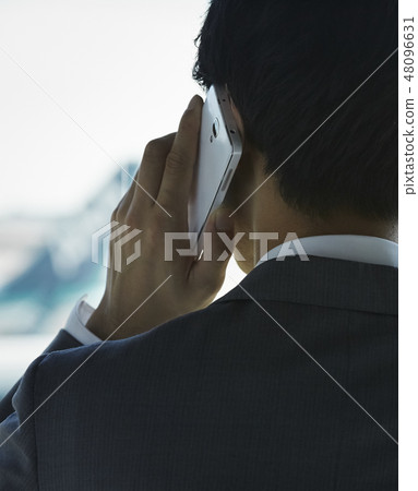 在國外商務旅行的一個商人叫在機場 48096631