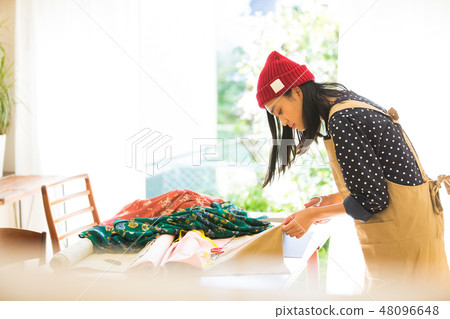 一個女人縫 48096648