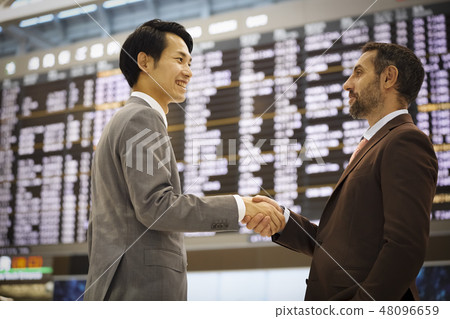 一位歡迎人們到機場的商人 一位歡迎人們到機場的商人 48096659