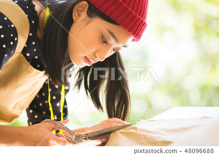 一個女人縫 一個女人縫 48096688