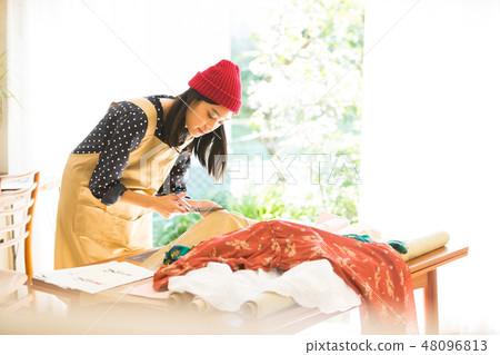 一個女人縫 一個女人縫 48096813