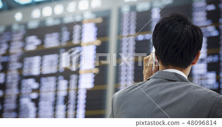 在國外商務旅行的一個商人叫在機場 在國外商務旅行的一個商人叫在機場 48096814