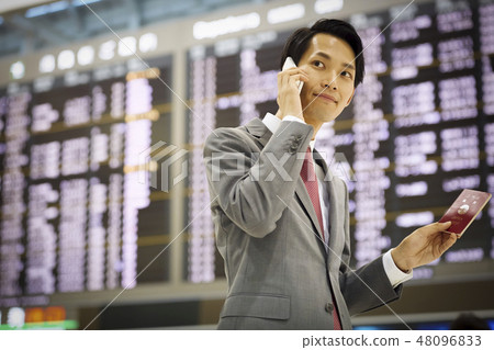 在國外商務旅行的一個商人叫在機場 48096833