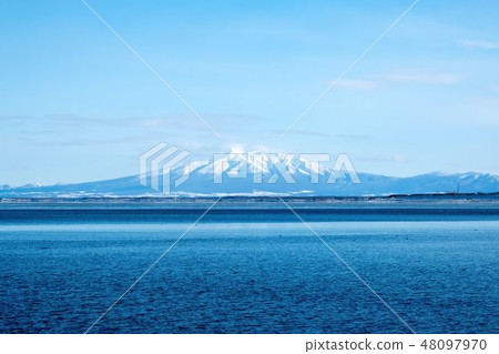 鄂霍次克海在冬天和在網走的山 48097970