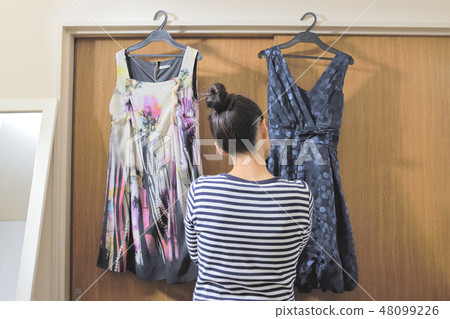 選擇禮服的婦女 選擇禮服的婦女 48099226