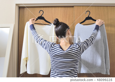 選擇衣服的女人 選擇衣服的女人 48099228