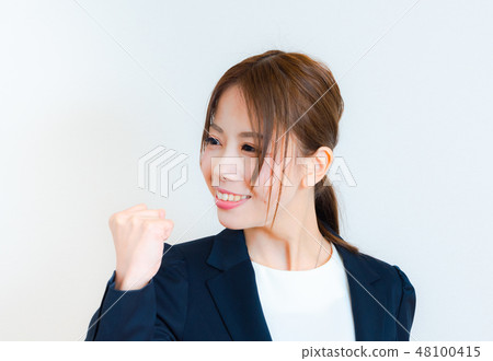 A woman who poses a gut 48100415