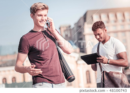 Cheerful blonde talking per telephone 48100743