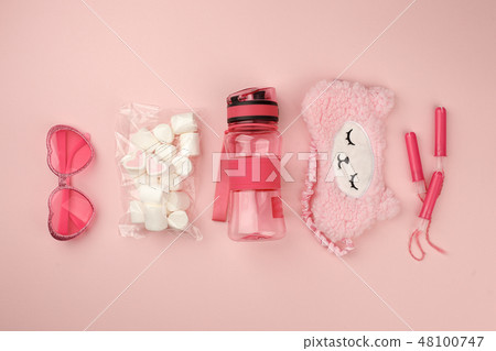 Set of Feminine accessories with sunglasses 48100747