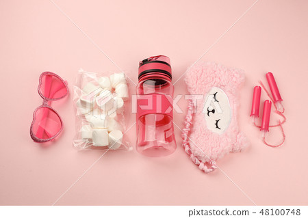 Set of Feminine accessories with sunglasses 48100748