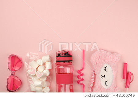 Set of Feminine accessories with sunglasses Set of Feminine accessories with sunglasses 48100749