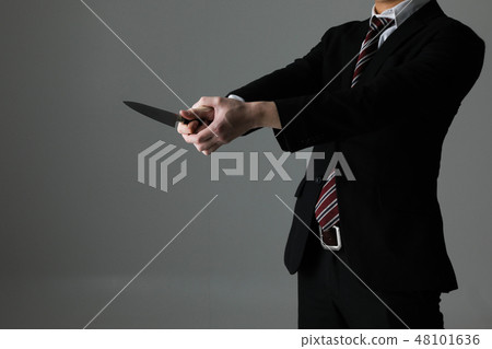 西裝男性有一把菜刀與黑色背景 48101636