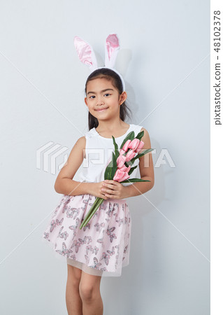 little girl holding bouquet tulip little girl holding bouquet tulip 48102378