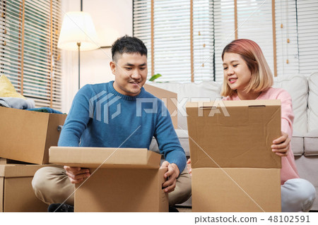 Happy asian couple open cardboard boxes 48102591