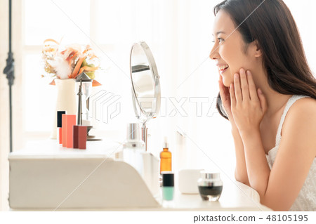 女性美容化妝 48105195