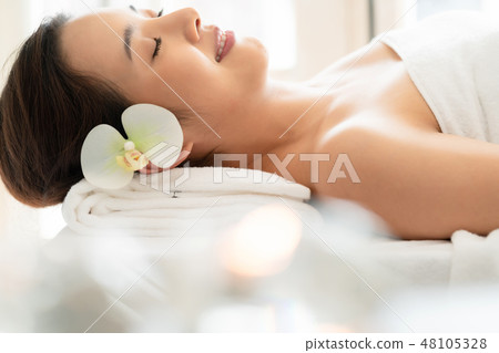 Female relaxation esthetics 48105328