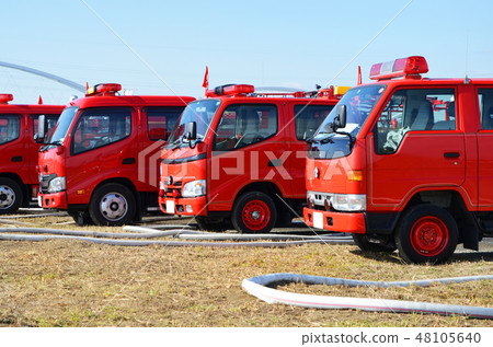 新年遊行中消防車排成一排 新年遊行中消防車排成一排 48105640