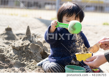 孩子們在沙盒中玩耍 孩子們在沙盒中玩耍 48106703