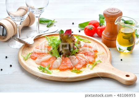 意大利美食,鮭魚和扇貝生牛肉片,海鮮開胃菜,開胃小菜,生魚片,意大利美食。 意大利美食,鮭魚和扇貝生牛肉片,海鮮開胃菜,開胃小菜,生魚片,意大利美食。 48106955