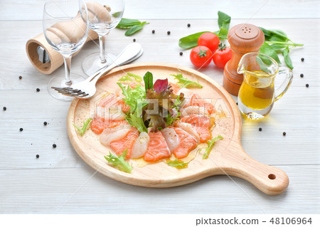 意大利美食，鮭魚和扇貝生牛肉片，海鮮開胃菜，開胃小菜，生魚片，意大利美食。 48106964