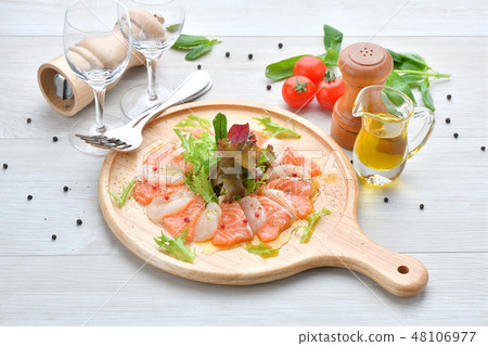 意大利美食,鮭魚和扇貝生牛肉片,海鮮開胃菜,開胃小菜,生魚片,意大利美食。 意大利美食,鮭魚和扇貝生牛肉片,海鮮開胃菜,開胃小菜,生魚片,意大利美食。 48106977